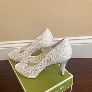 🔥White Naturalizer platform pumps in great condition! Size 8.5🔥